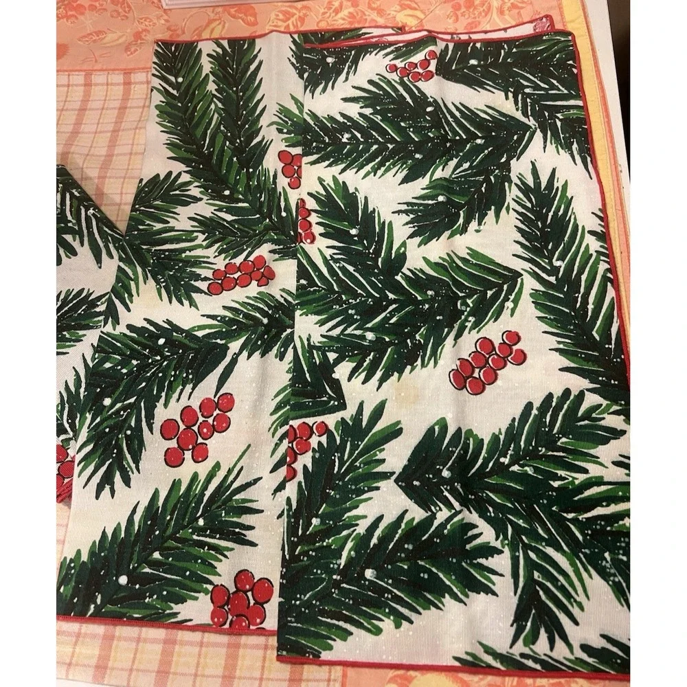 Vintage Set of  4 Christmas Napkins‎ Holiday Pine Tree Berry Holly Pattern Cloth